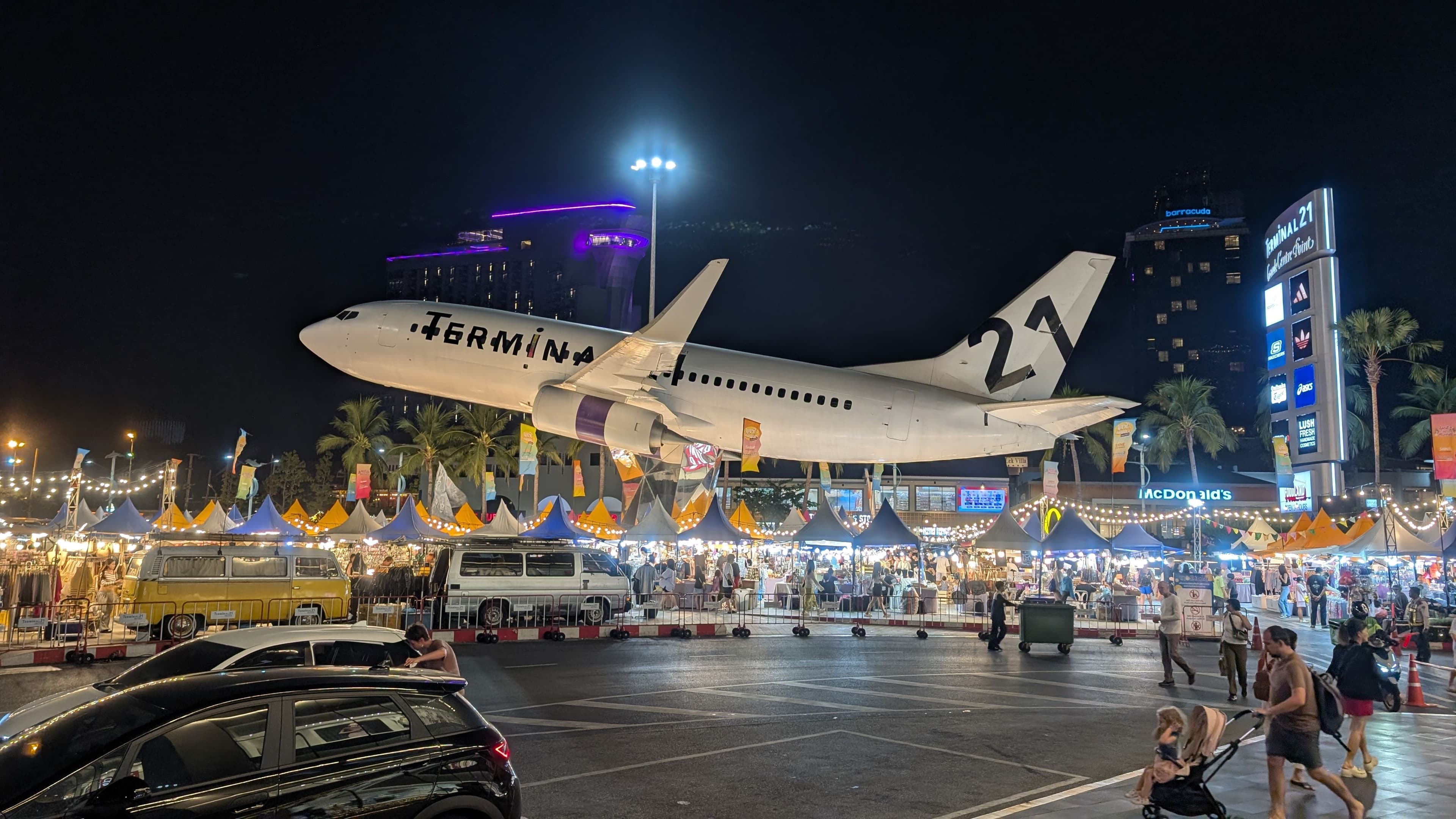 Flugzeug vor dem Terminal 12 in Pattaya